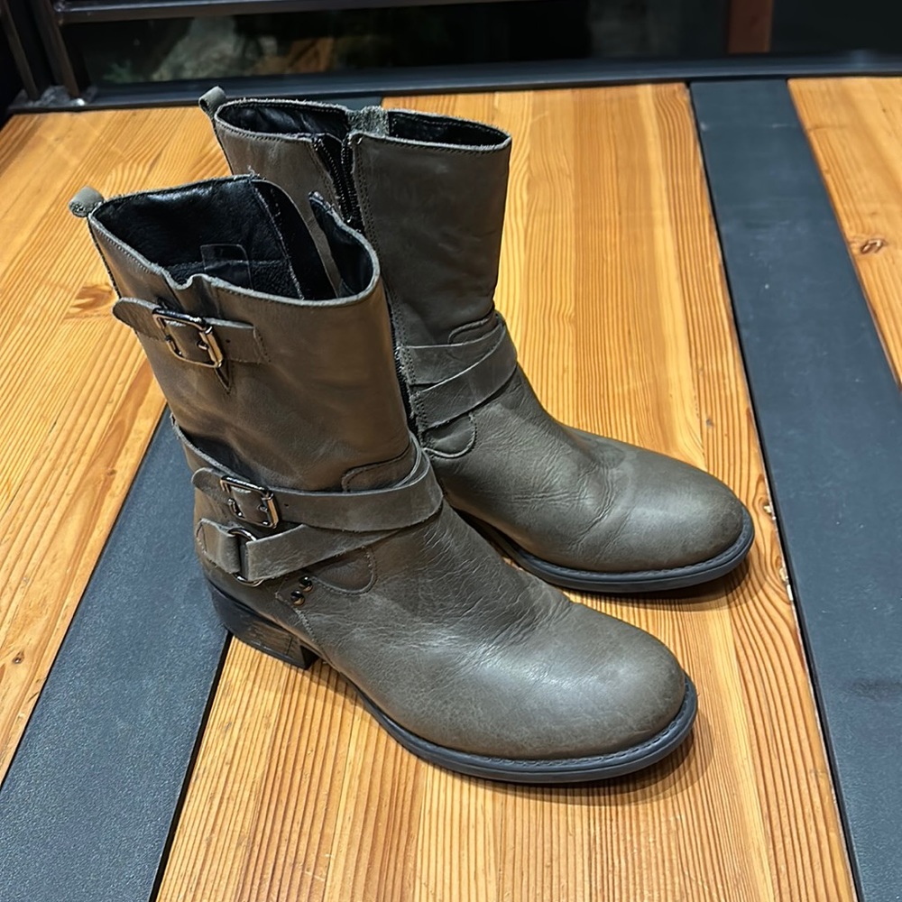 Eric Micheal genuine leather moto boot, size 38.